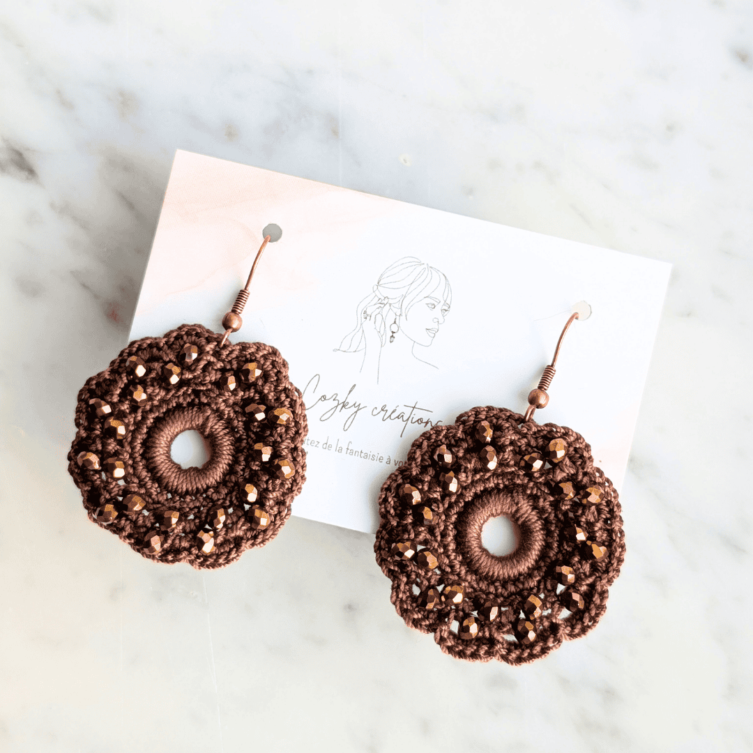 Boucles d'oreilles rondes en crochet. Coton brun et perles de verre brunes.