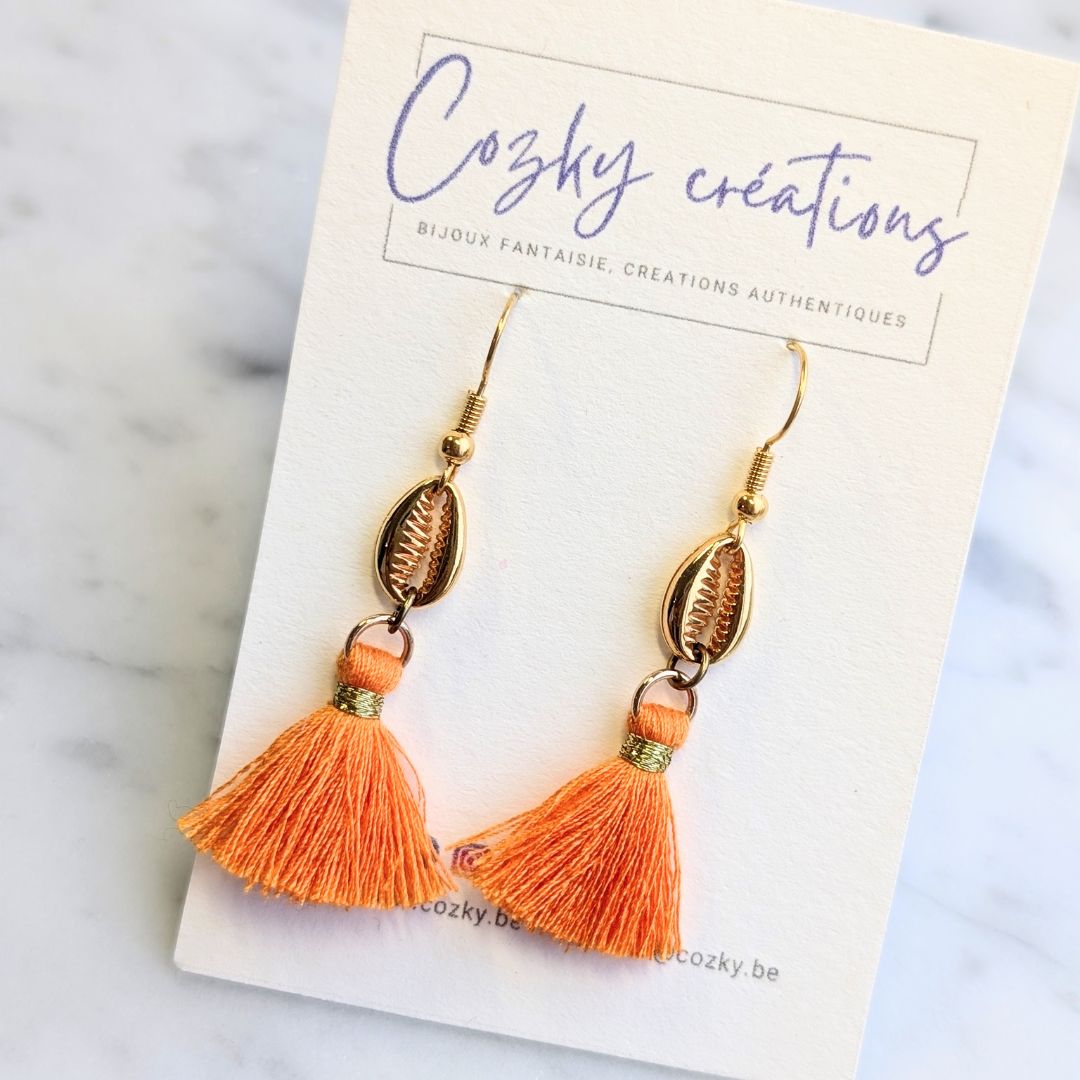 Boucles d'oreilles avec coquillage cauri doré et pompon coloré